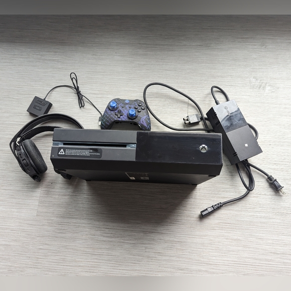 Xbox One 500gb - Picture 2 of 4